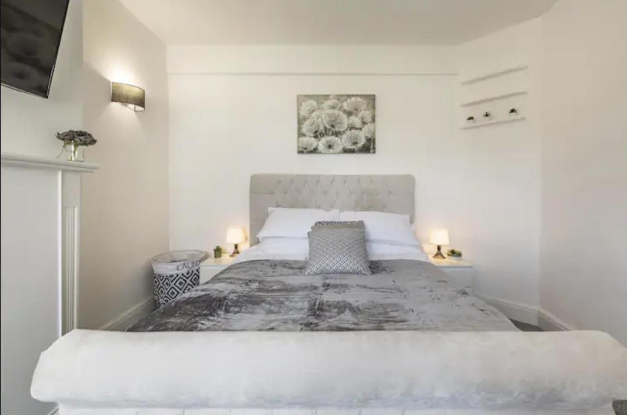 Luxury 3-Bed Apartment Near To London With Parking Хорнчерч Экстерьер фото