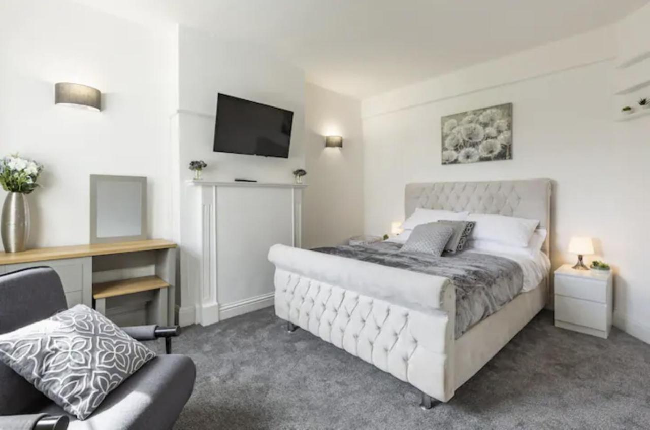 Luxury 3-Bed Apartment Near To London With Parking Хорнчерч Экстерьер фото