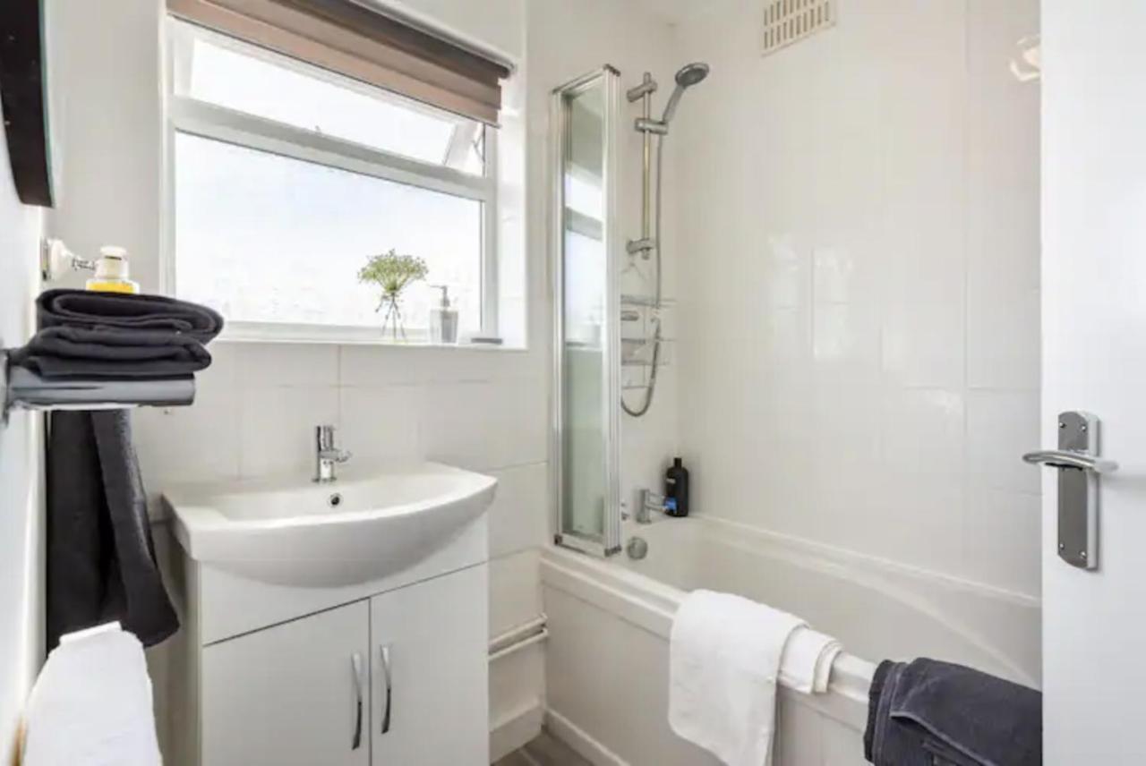 Luxury 3-Bed Apartment Near To London With Parking Хорнчерч Экстерьер фото