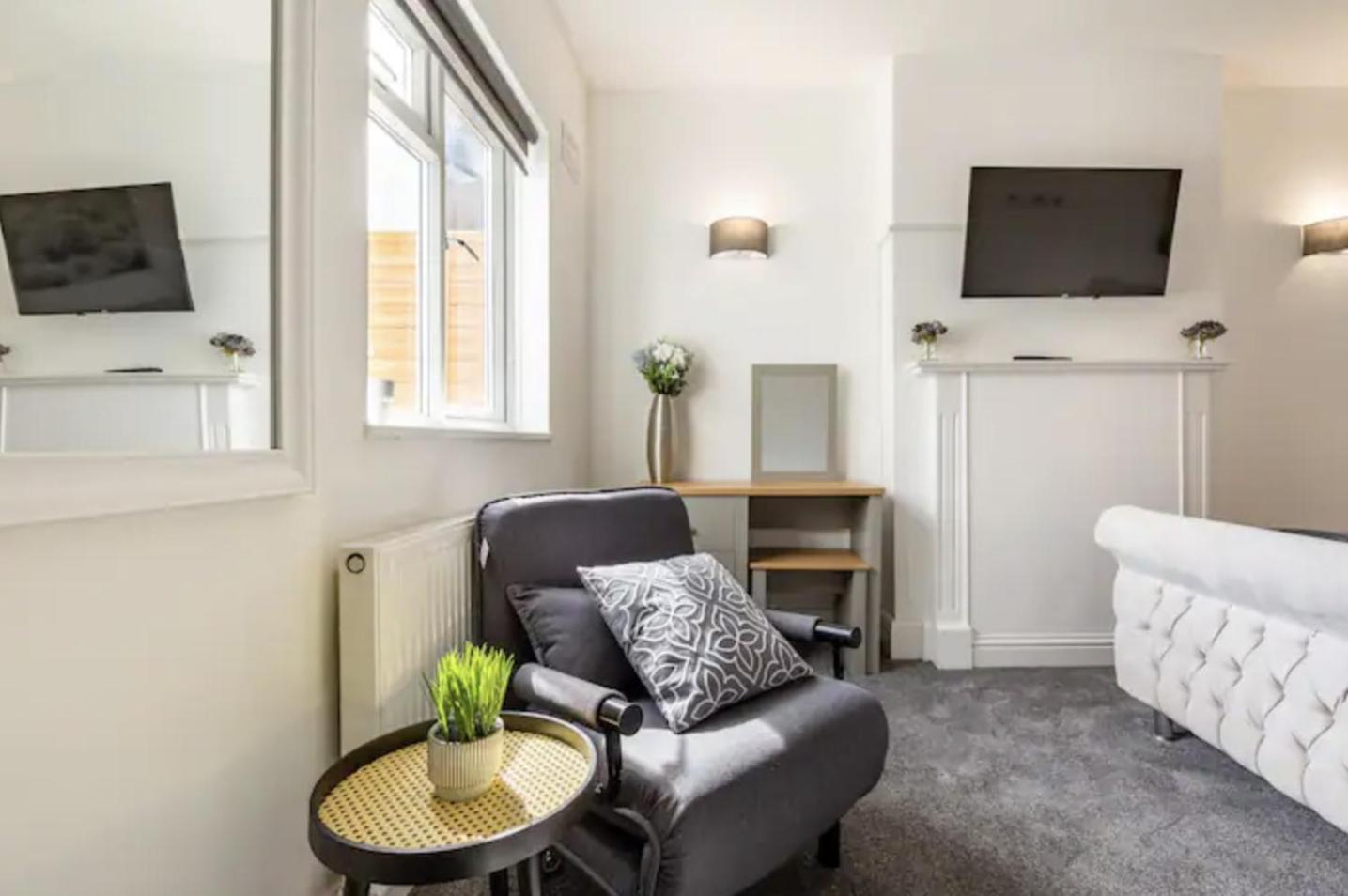 Luxury 3-Bed Apartment Near To London With Parking Хорнчерч Номер фото