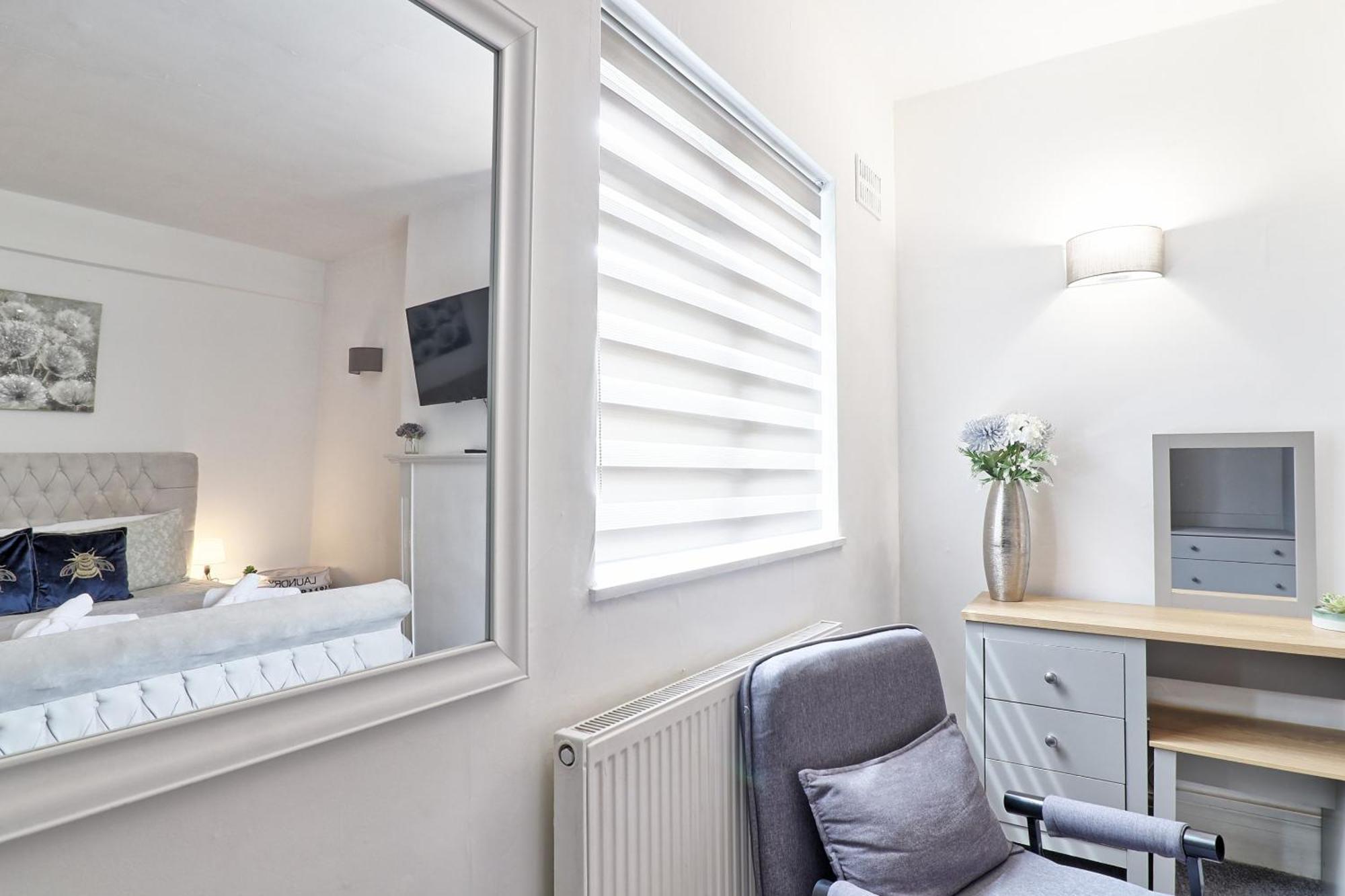 Luxury 3-Bed Apartment Near To London With Parking Хорнчерч Экстерьер фото
