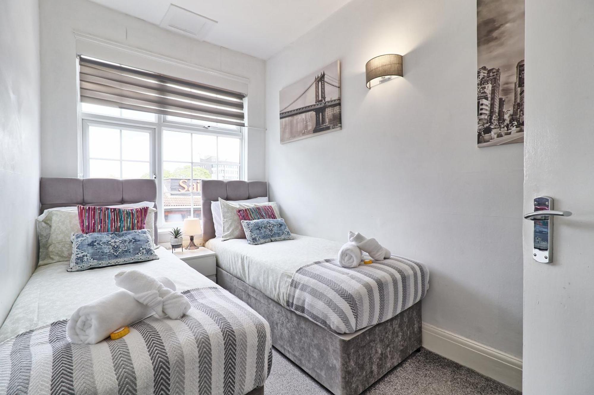 Luxury 3-Bed Apartment Near To London With Parking Хорнчерч Экстерьер фото