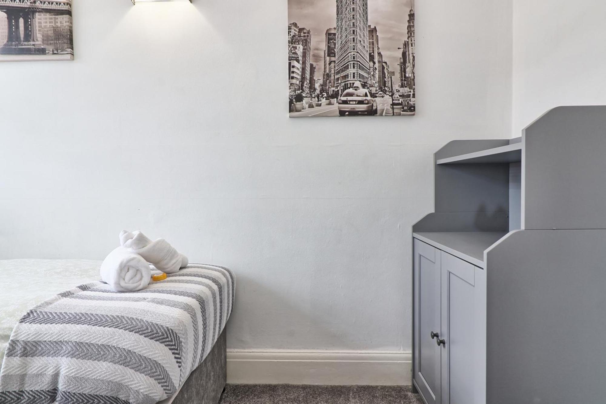 Luxury 3-Bed Apartment Near To London With Parking Хорнчерч Экстерьер фото