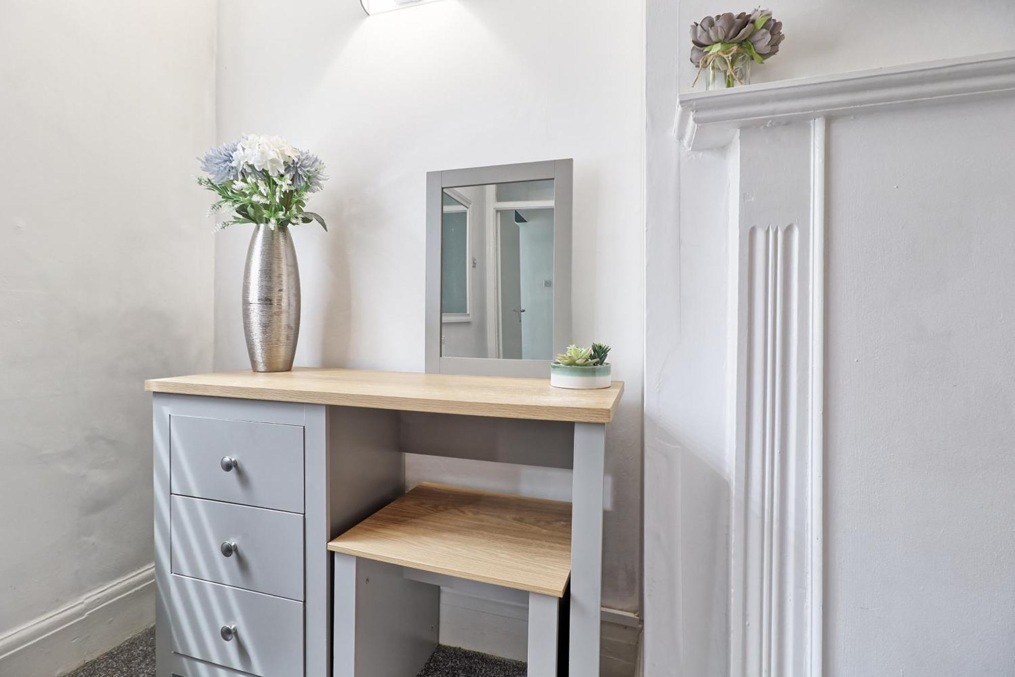 Luxury 3-Bed Apartment Near To London With Parking Хорнчерч Экстерьер фото