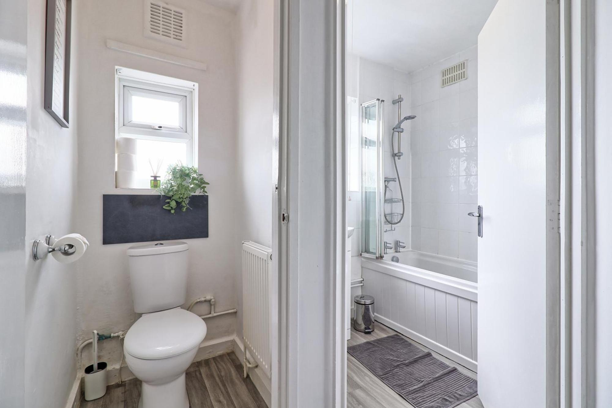 Luxury 3-Bed Apartment Near To London With Parking Хорнчерч Экстерьер фото