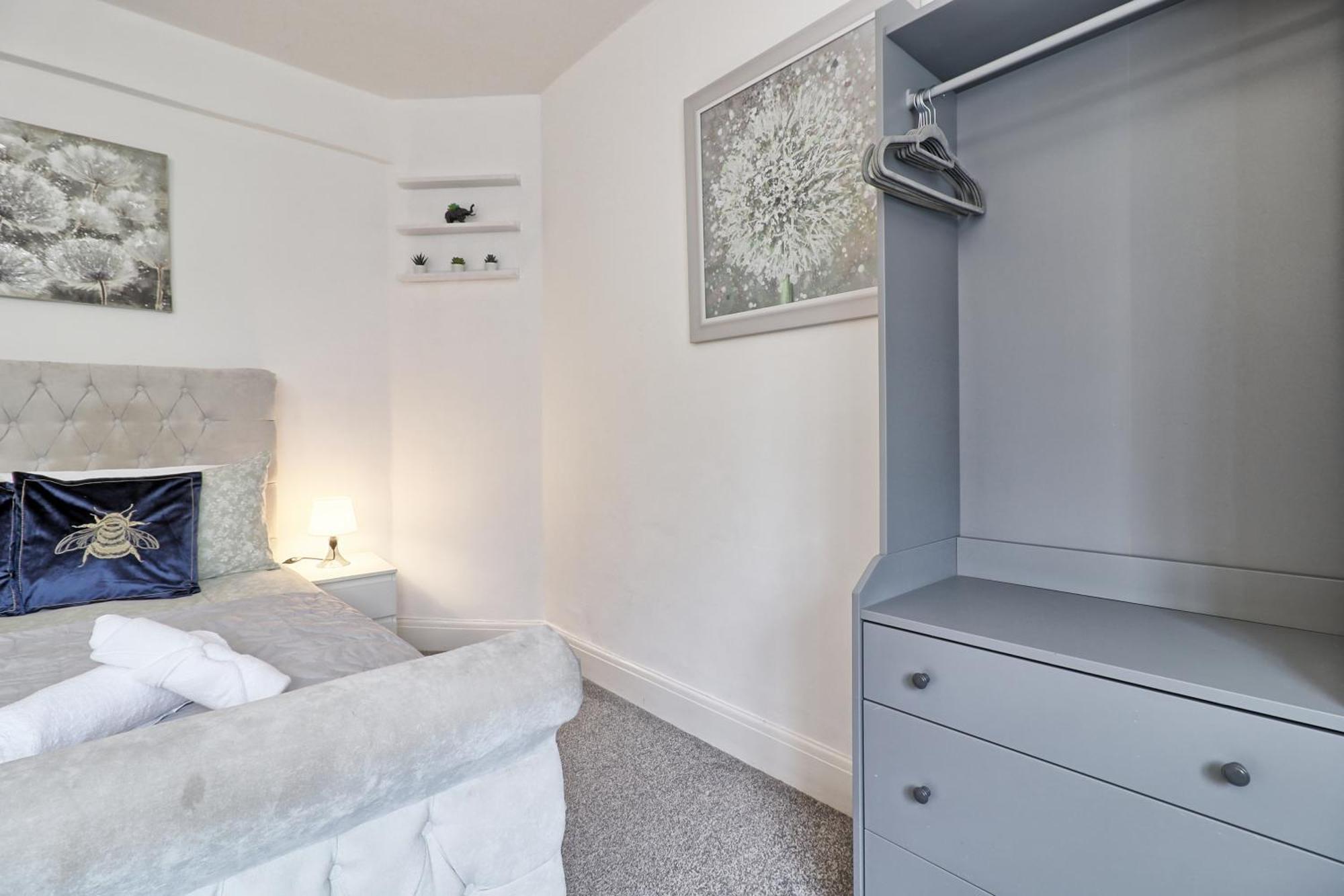 Luxury 3-Bed Apartment Near To London With Parking Хорнчерч Экстерьер фото