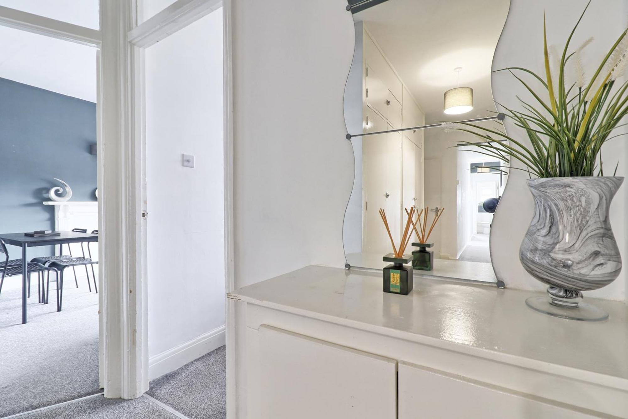 Luxury 3-Bed Apartment Near To London With Parking Хорнчерч Экстерьер фото