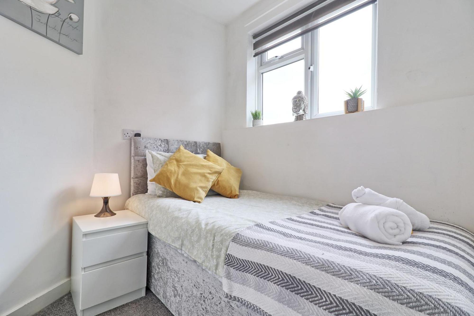 Luxury 3-Bed Apartment Near To London With Parking Хорнчерч Экстерьер фото