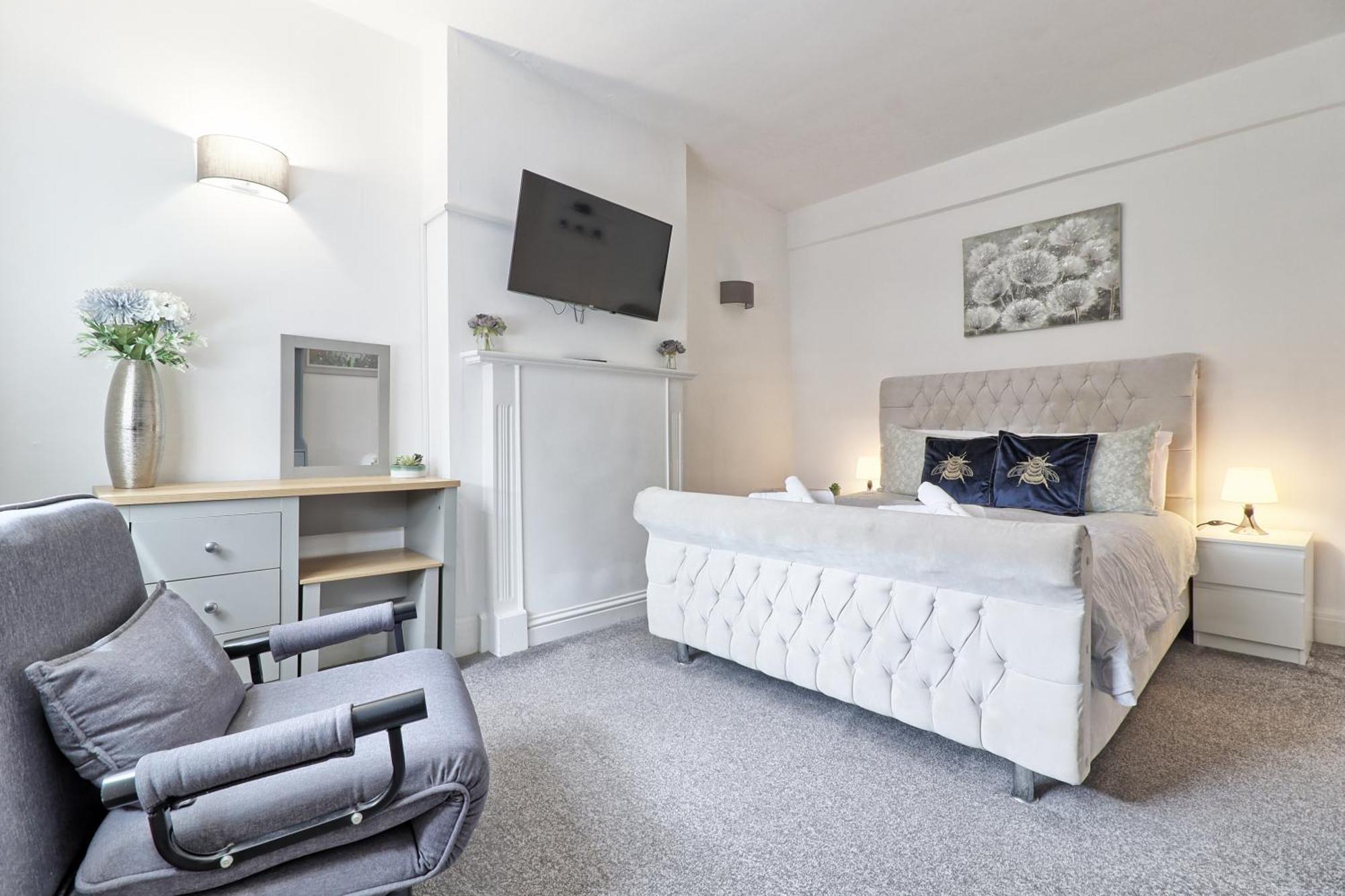 Luxury 3-Bed Apartment Near To London With Parking Хорнчерч Экстерьер фото