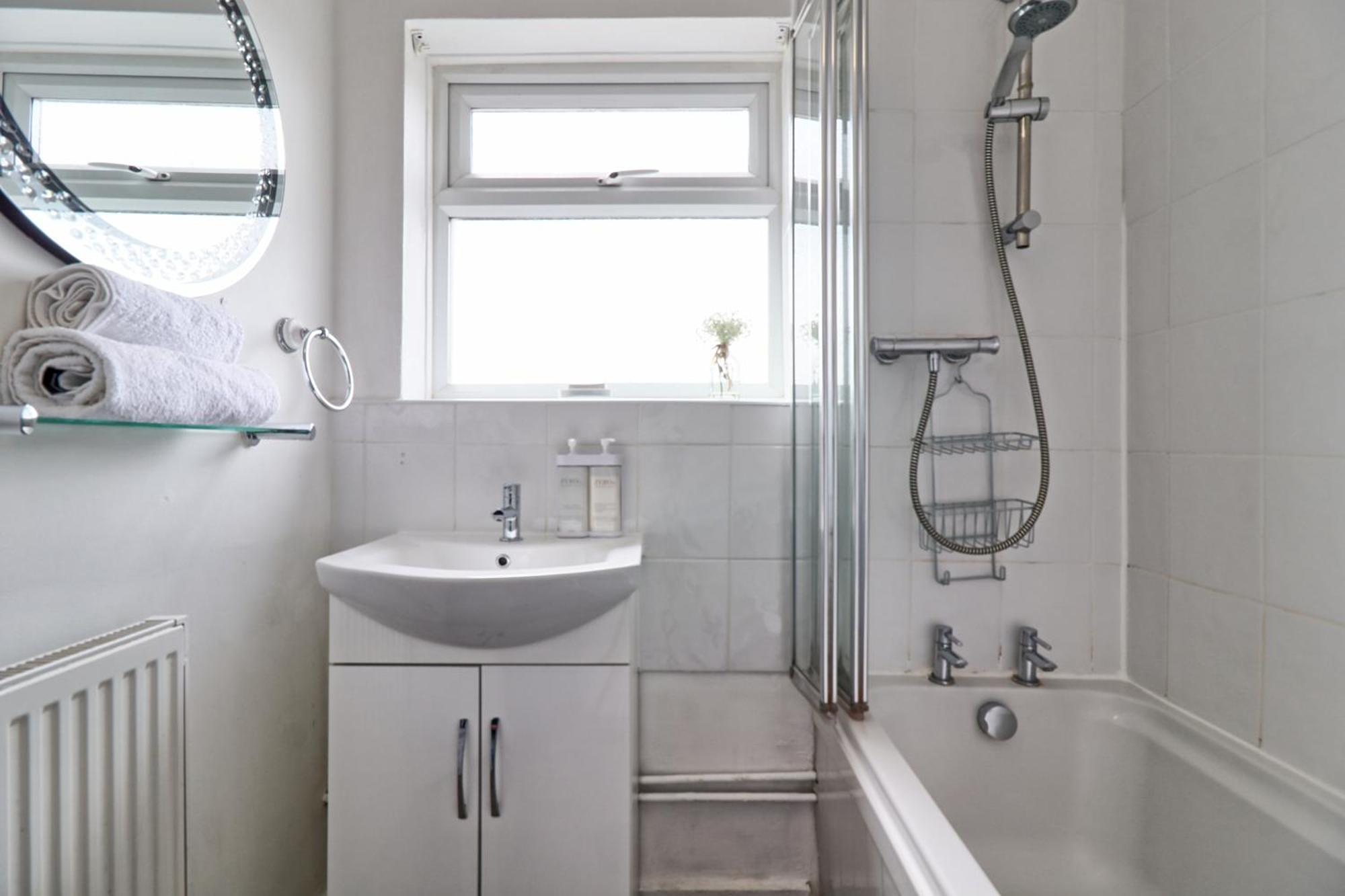 Luxury 3-Bed Apartment Near To London With Parking Хорнчерч Экстерьер фото