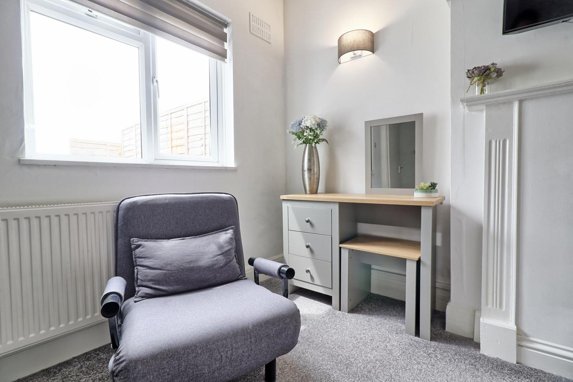 Luxury 3-Bed Apartment Near To London With Parking Хорнчерч Экстерьер фото