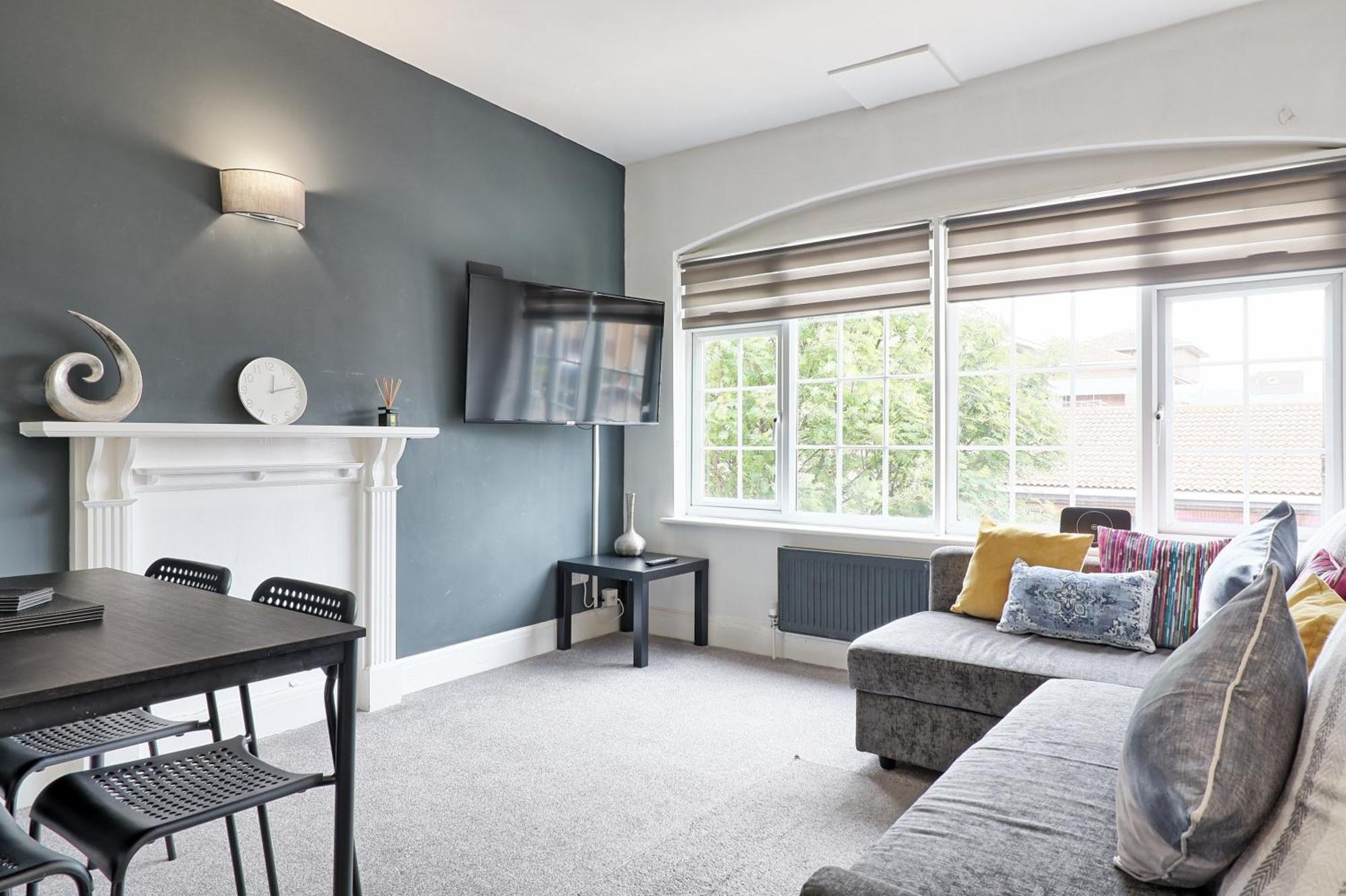 Luxury 3-Bed Apartment Near To London With Parking Хорнчерч Экстерьер фото