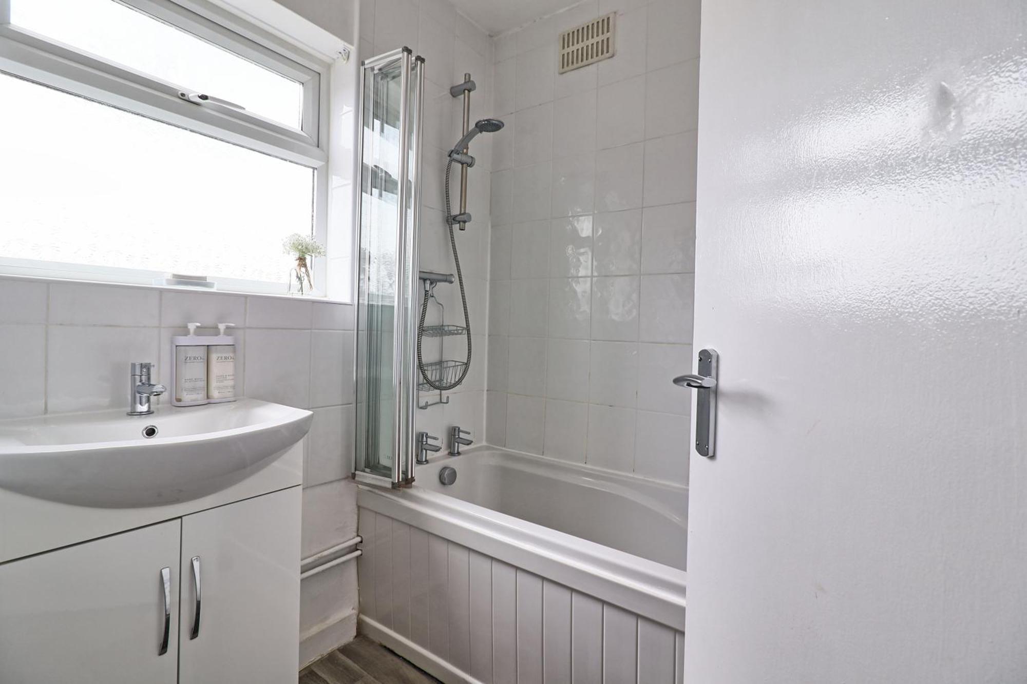 Luxury 3-Bed Apartment Near To London With Parking Хорнчерч Экстерьер фото