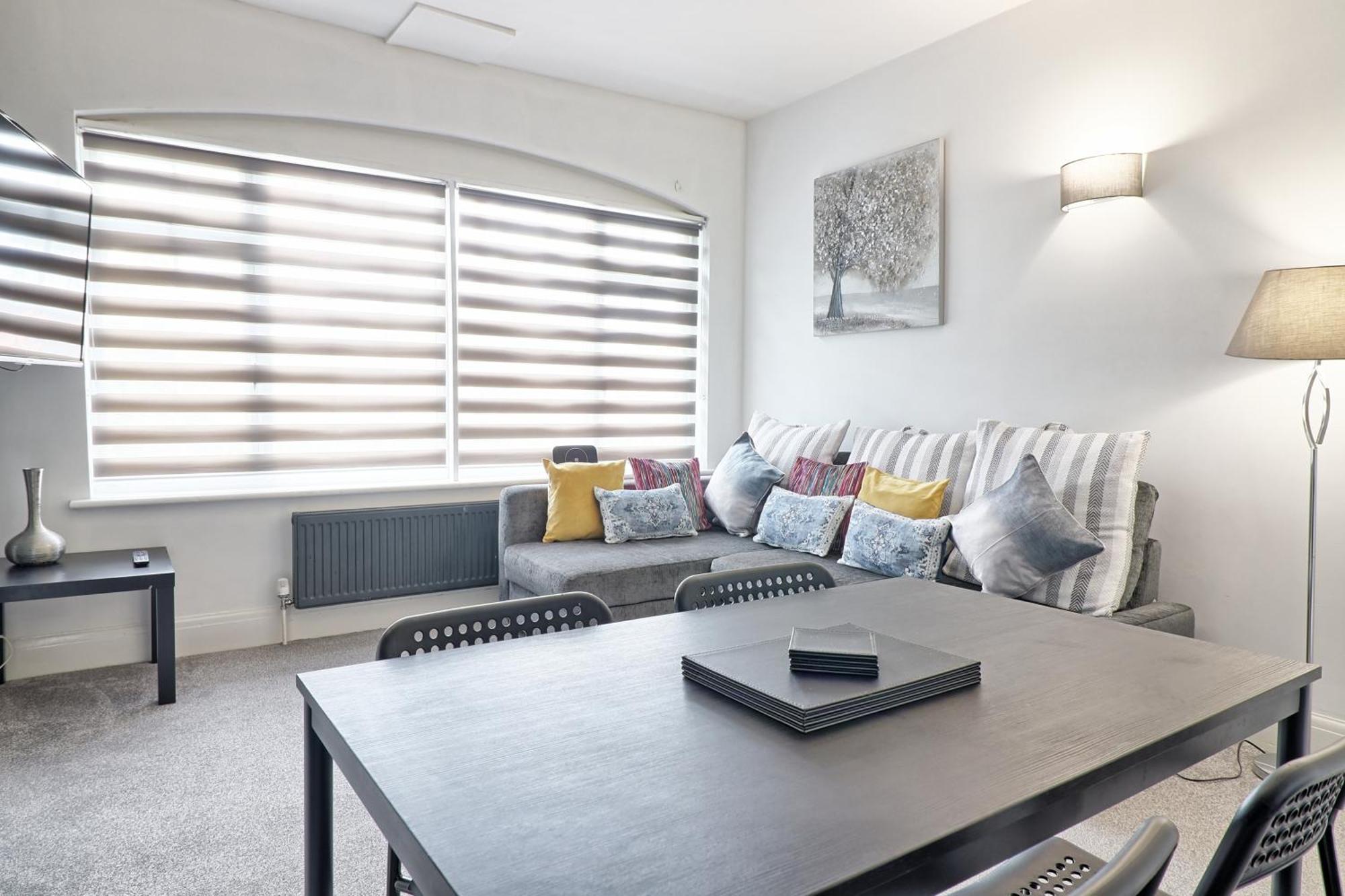 Luxury 3-Bed Apartment Near To London With Parking Хорнчерч Экстерьер фото
