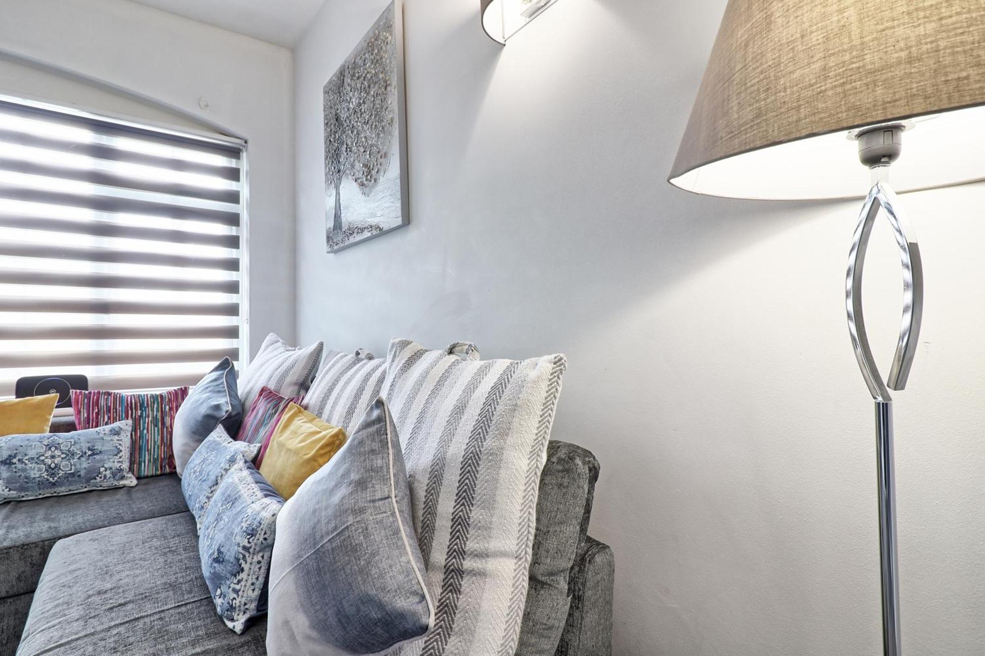 Luxury 3-Bed Apartment Near To London With Parking Хорнчерч Экстерьер фото
