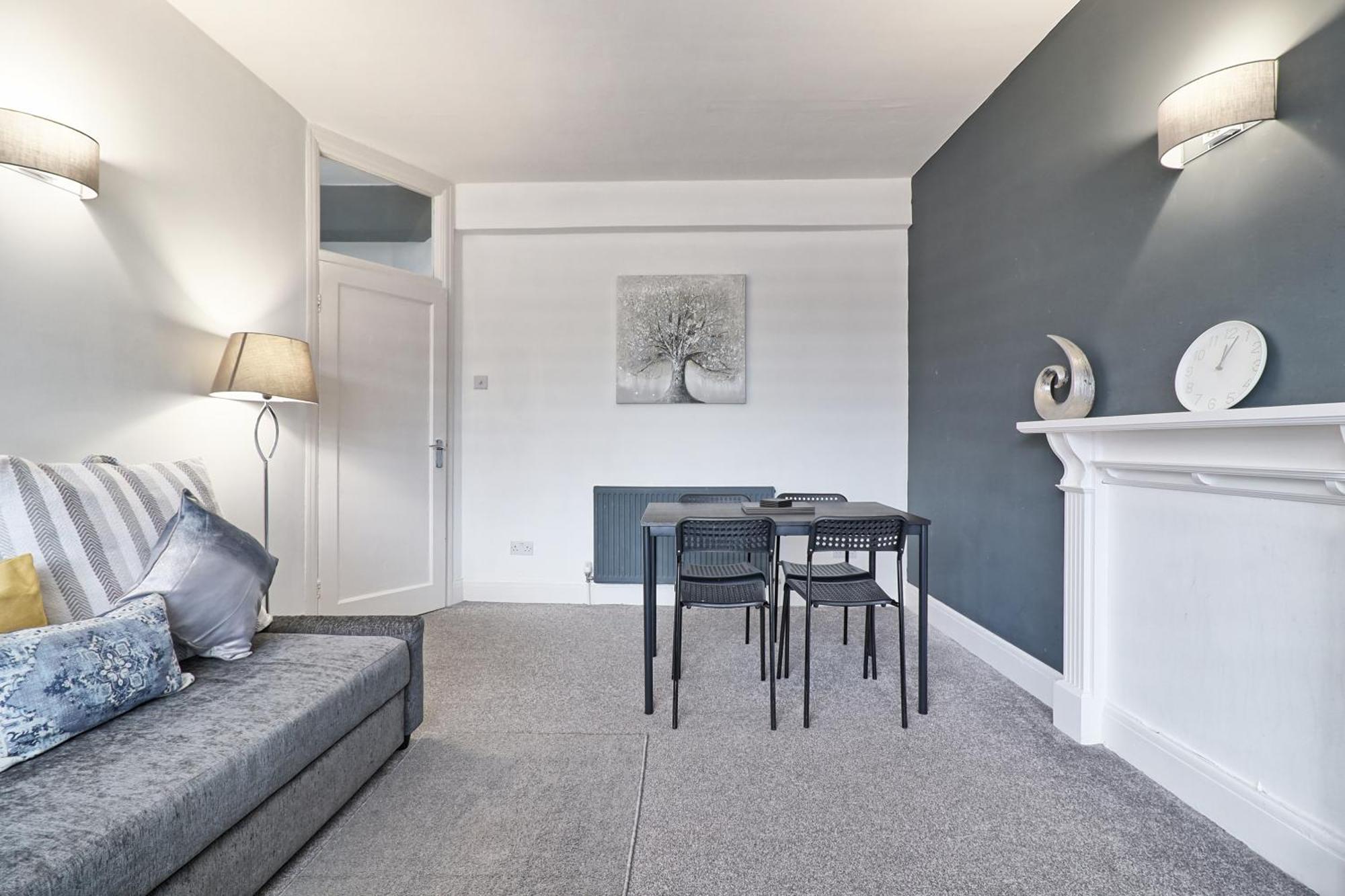 Luxury 3-Bed Apartment Near To London With Parking Хорнчерч Экстерьер фото
