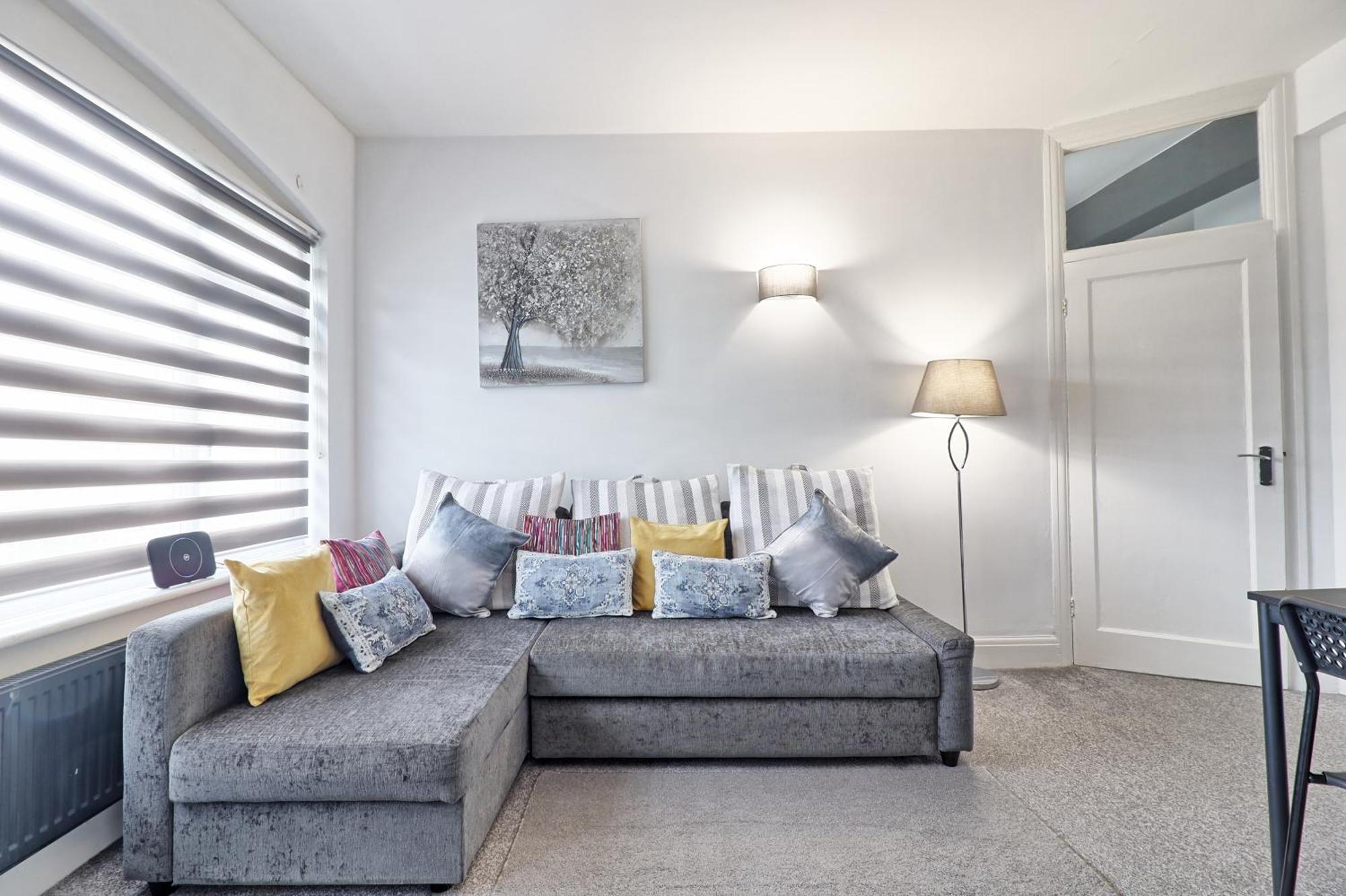 Luxury 3-Bed Apartment Near To London With Parking Хорнчерч Экстерьер фото