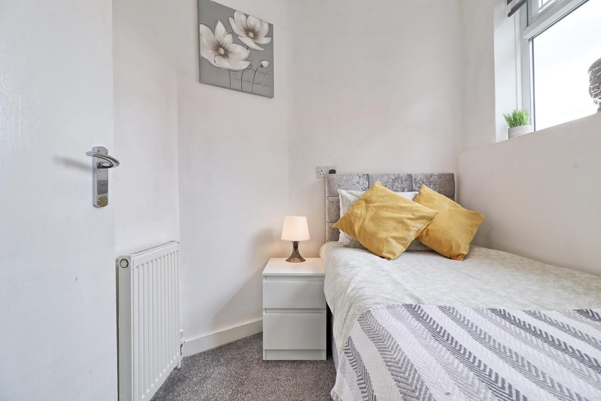 Luxury 3-Bed Apartment Near To London With Parking Хорнчерч Экстерьер фото