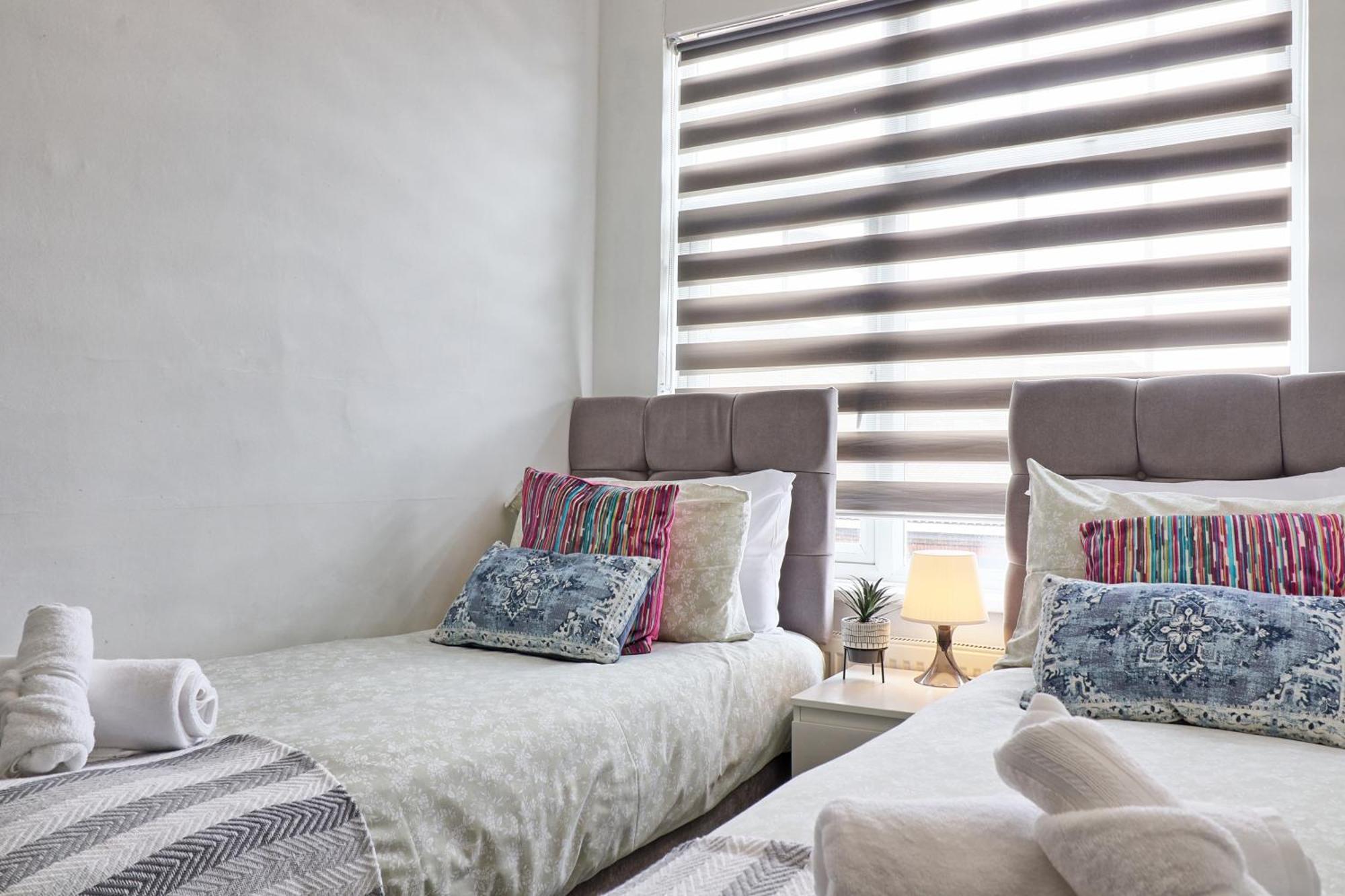 Luxury 3-Bed Apartment Near To London With Parking Хорнчерч Экстерьер фото