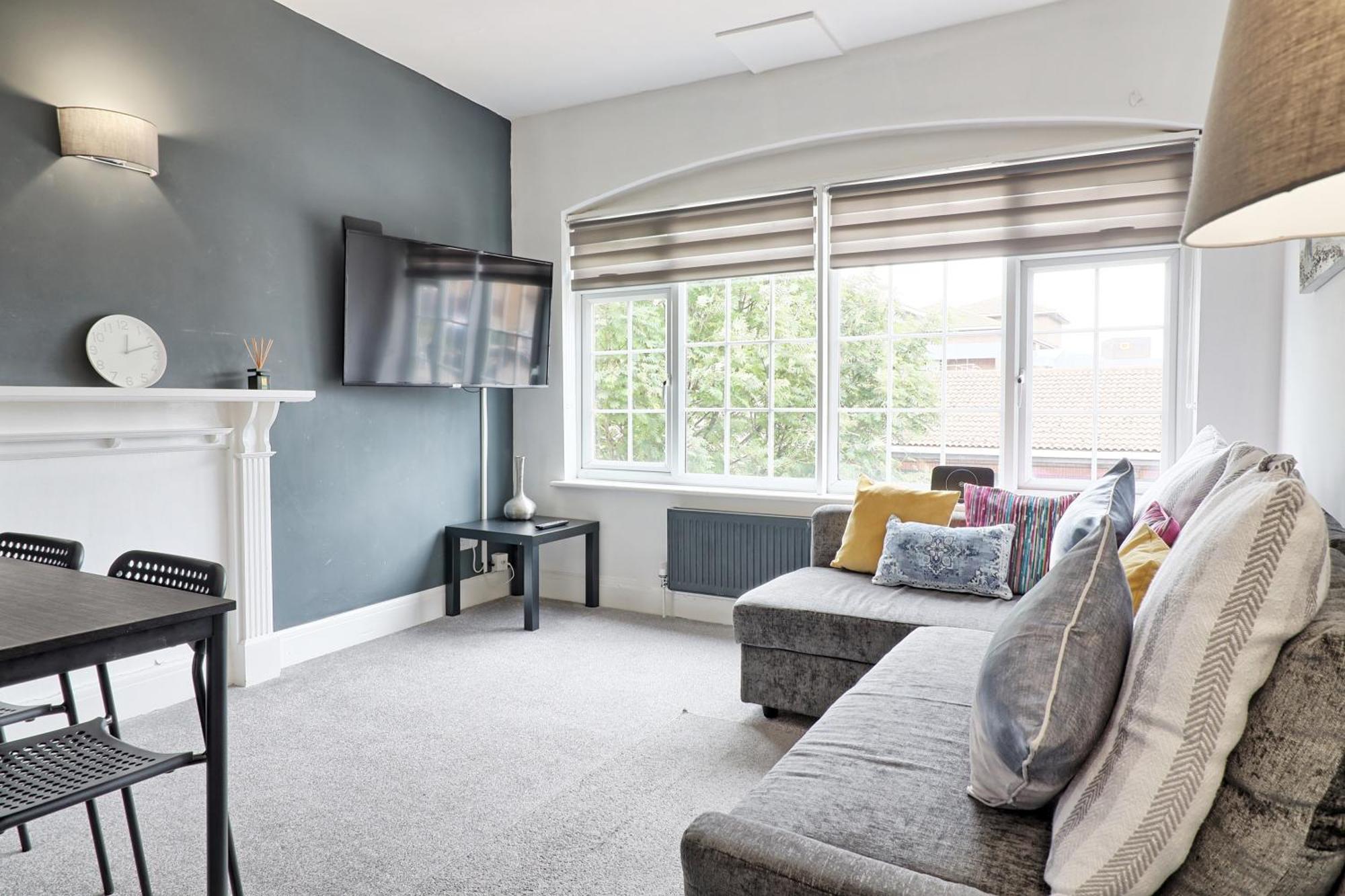 Luxury 3-Bed Apartment Near To London With Parking Хорнчерч Экстерьер фото