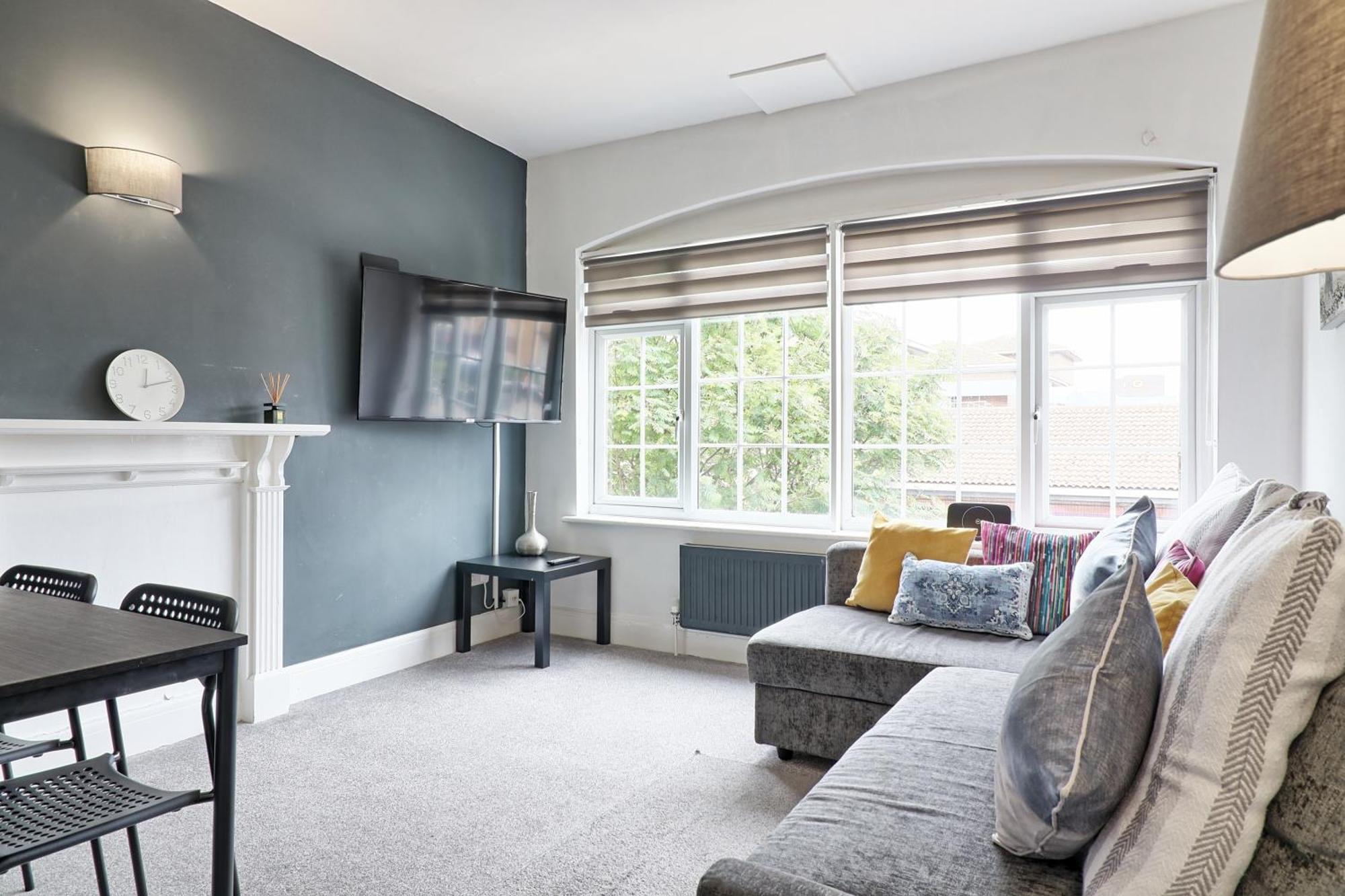 Luxury 3-Bed Apartment Near To London With Parking Хорнчерч Экстерьер фото
